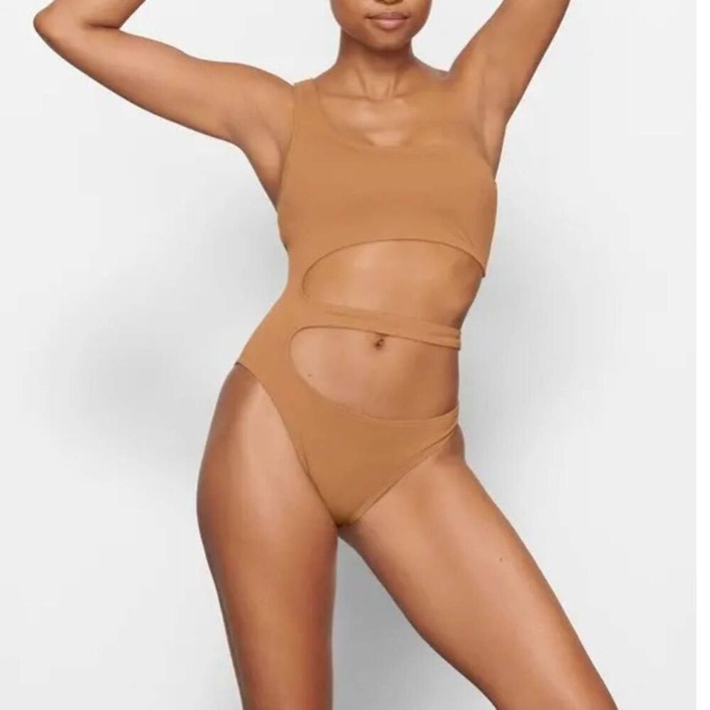 Skims Monokini One-Shoulder Swimsuit Almond Tan Plus Size 3X Side Cut Outs Bold